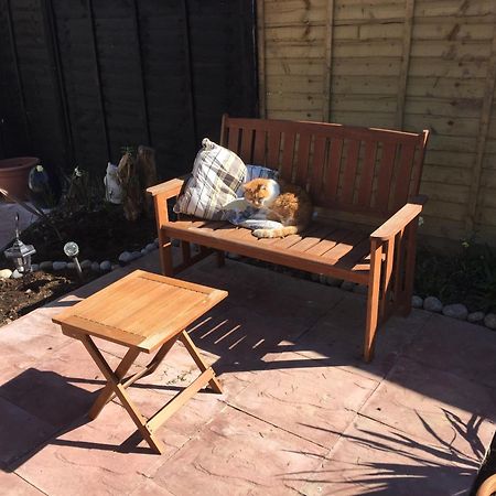 Basingstoke En Suite Room In Garden Annex ภายนอก รูปภาพ