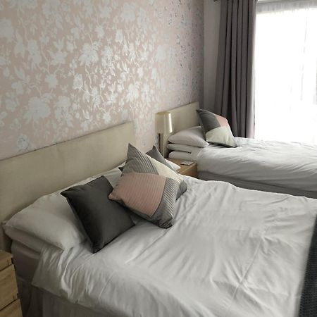 Basingstoke En Suite Room In Garden Annex ภายนอก รูปภาพ
