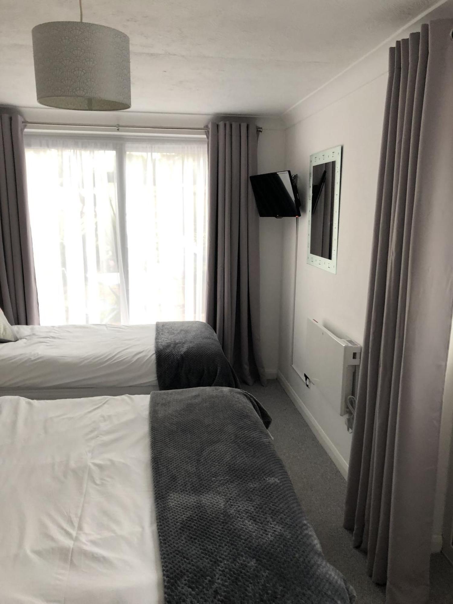 Basingstoke En Suite Room In Garden Annex ภายนอก รูปภาพ