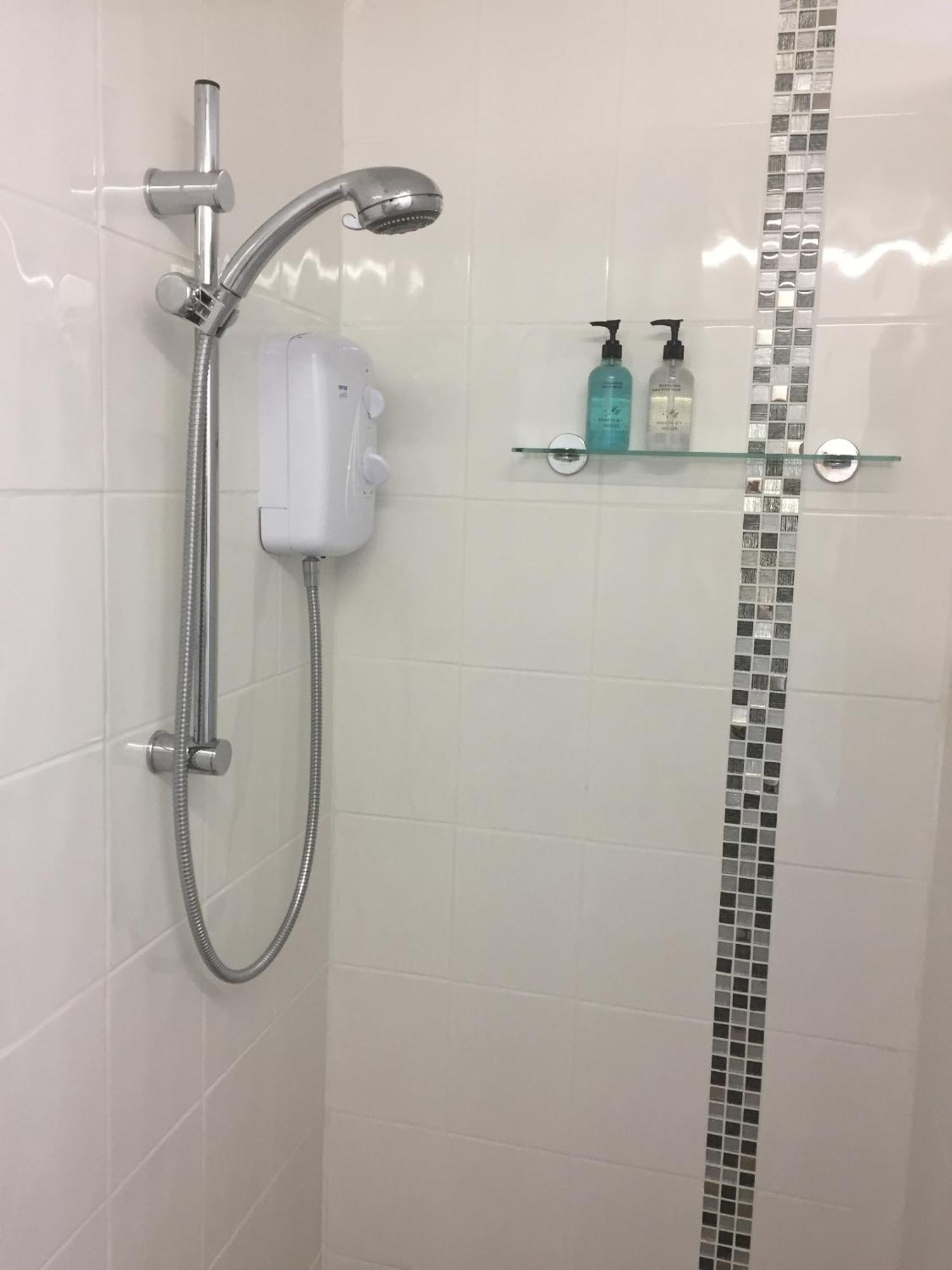 Basingstoke En Suite Room In Garden Annex ภายนอก รูปภาพ