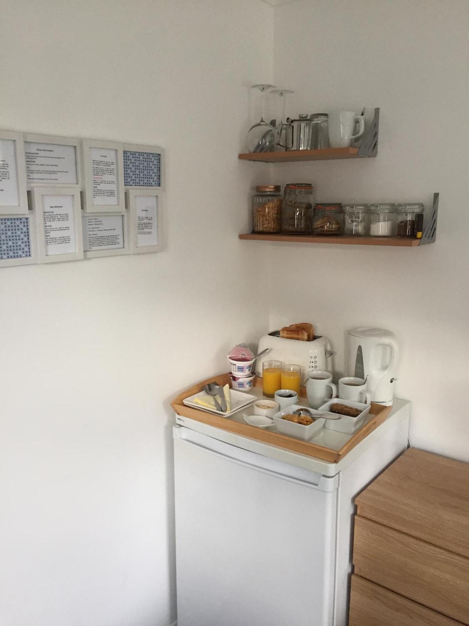 Basingstoke En Suite Room In Garden Annex ภายนอก รูปภาพ