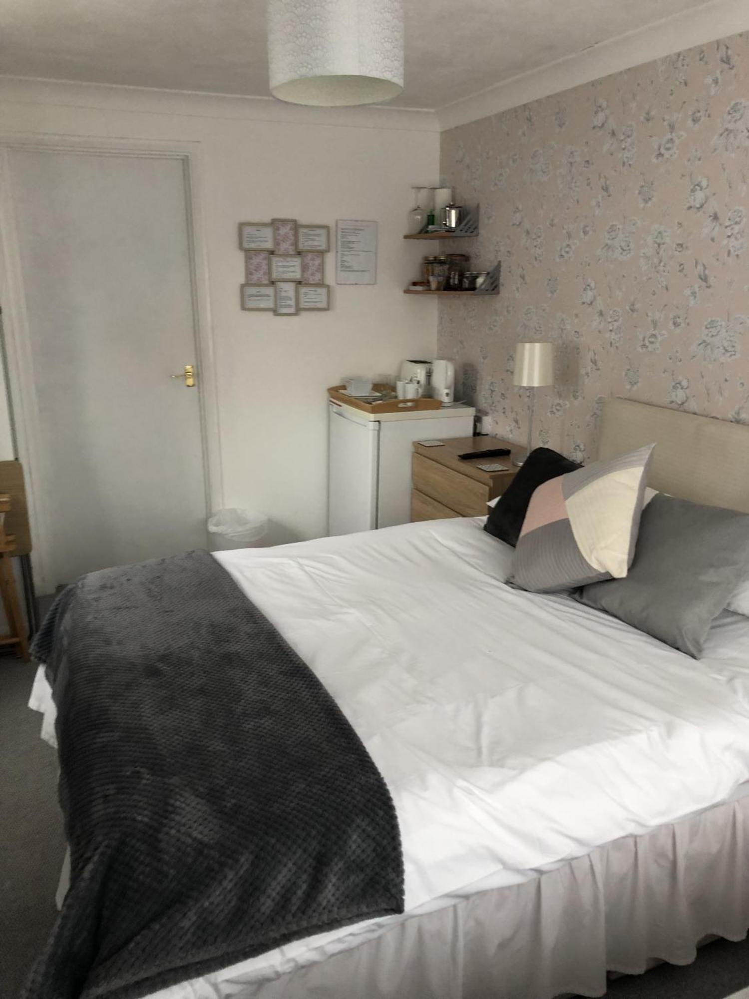 Basingstoke En Suite Room In Garden Annex ภายนอก รูปภาพ