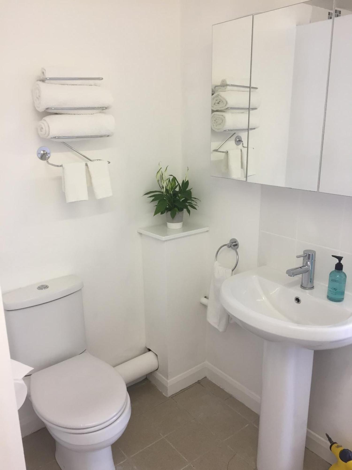 Basingstoke En Suite Room In Garden Annex ภายนอก รูปภาพ