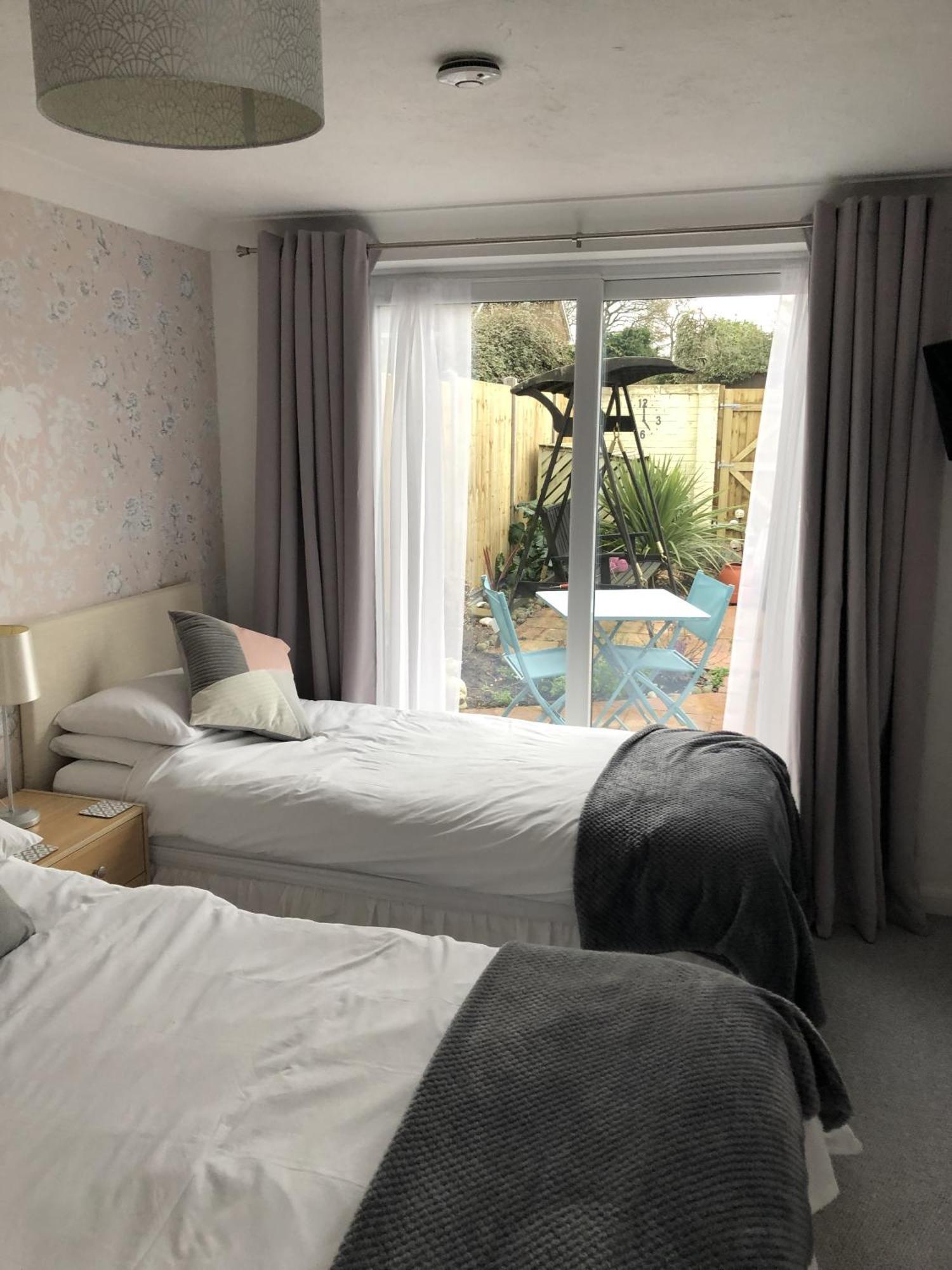 Basingstoke En Suite Room In Garden Annex ภายนอก รูปภาพ